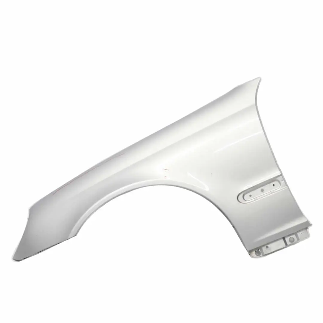Panneau latéral Aile avant gauche Aile Iridium Silver - 775 pour Mercedes W203 à propos du numéro de pièce A2038800118 Mercedes W203 Panneau latéral Aile avant gauche Aile Iridium Silver - 775 - SKU A2038800118-IRS1 - Numéro de pièce A2038800118