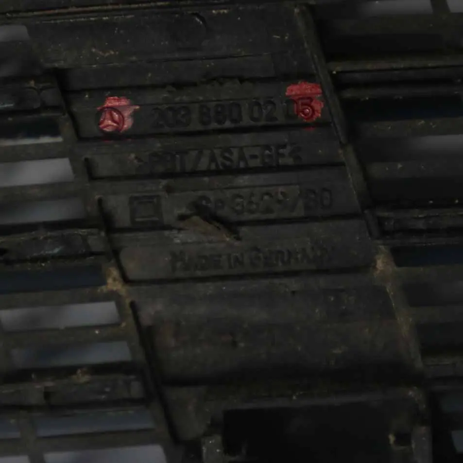 Capó delantero Cubierta superior Parrilla Aragonite Blue - 941 para Mercedes W203 con número de pieza A2038800205 Mercedes W203 Capó delantero Cubierta superior Parrilla Aragonite Blue - 941 - SKU A2038800205-ABM - Número de pieza A2038800205