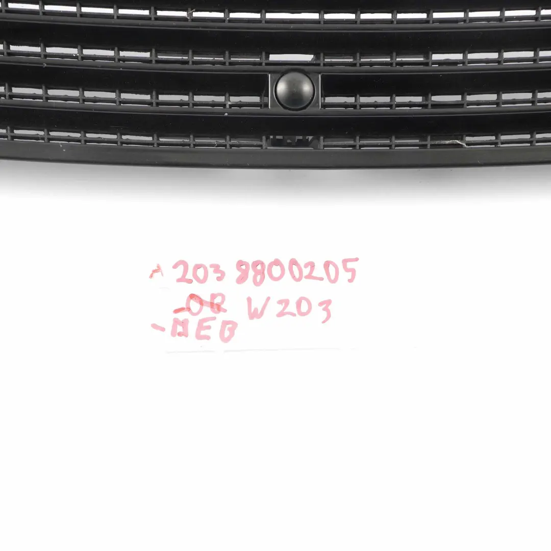 Capó Rejilla Delantera Tapa Superior Negro Melanita para Mercedes W203 con número de pieza A2038800205 Mercedes W203 Capó Rejilla Delantera Tapa Superior Negro Melanita - SKU A2038800205-MEB - Número de pieza A2038800205