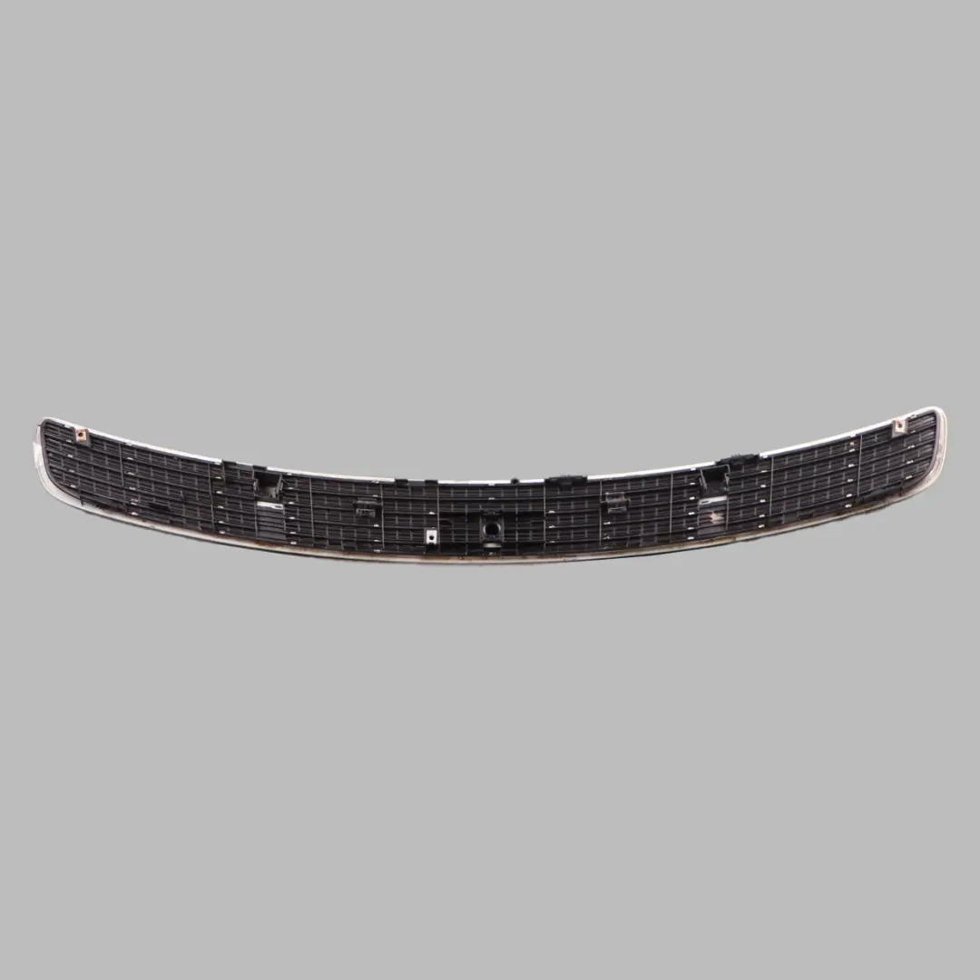 Coperchio anteriore Griglia Calcite Bianco 650 per Mercedes W203 C209 con numero di parte A2038801905 Mercedes W203 C209 Coperchio anteriore Griglia Calcite Bianco 650 - SKU A2038801905-CW - Numero di parte A2038801905
