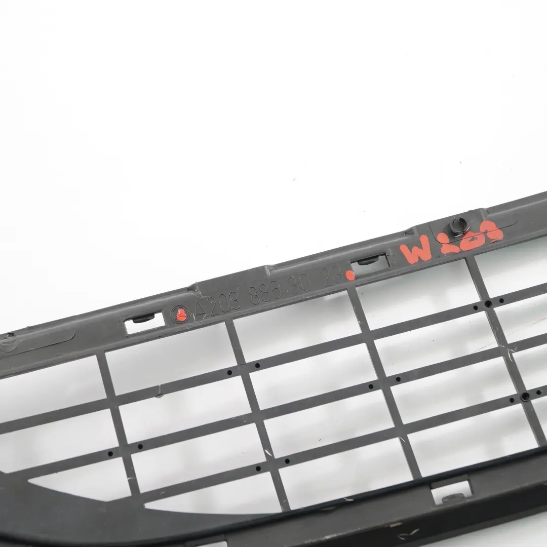 Frontstoßstange Mitte Unterer Kühlergrill Zierleiste für Mercedes W203 mit Teilenummer A2038853023 Mercedes W203 Frontstoßstange Mitte Unterer Kühlergrill Zierleiste - SKU A2038853023 - Teilenummer A2038853023
