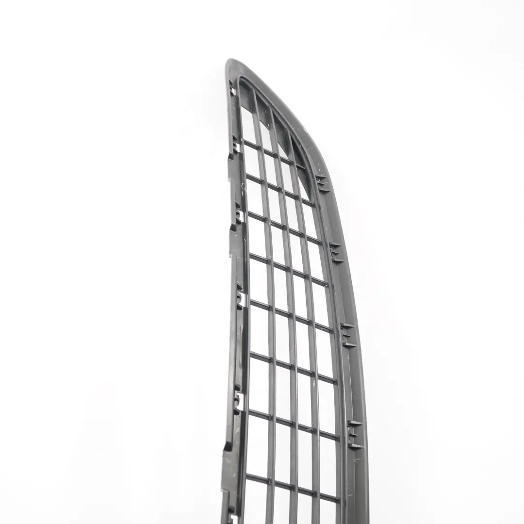 Cache de la garniture inférieure grille centrale pare-chocs avant pour Mercedes W203 à propos du numéro de pièce A2038853023 Mercedes W203 Cache de la garniture inférieure grille centrale pare-chocs avant - SKU A2038853023 - Numéro de pièce A2038853023