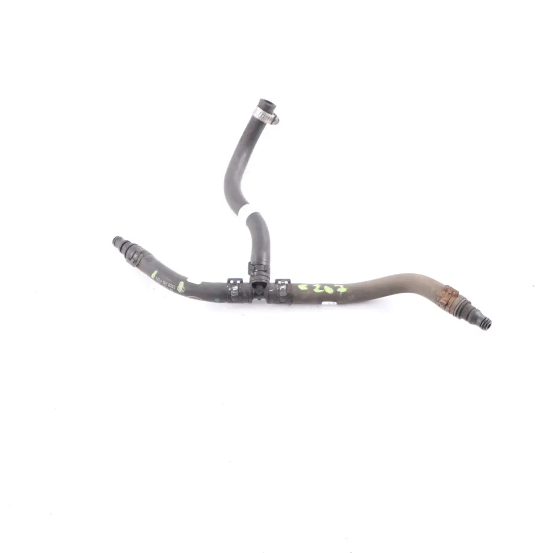 OM642 Manguera Refrigerante Depósito Expansión para Mercedes W204 con número de pieza A2045010325 Mercedes W204 OM642 Manguera Refrigerante Depósito Expansión - SKU A2045010325 - Número de pieza A2045010325