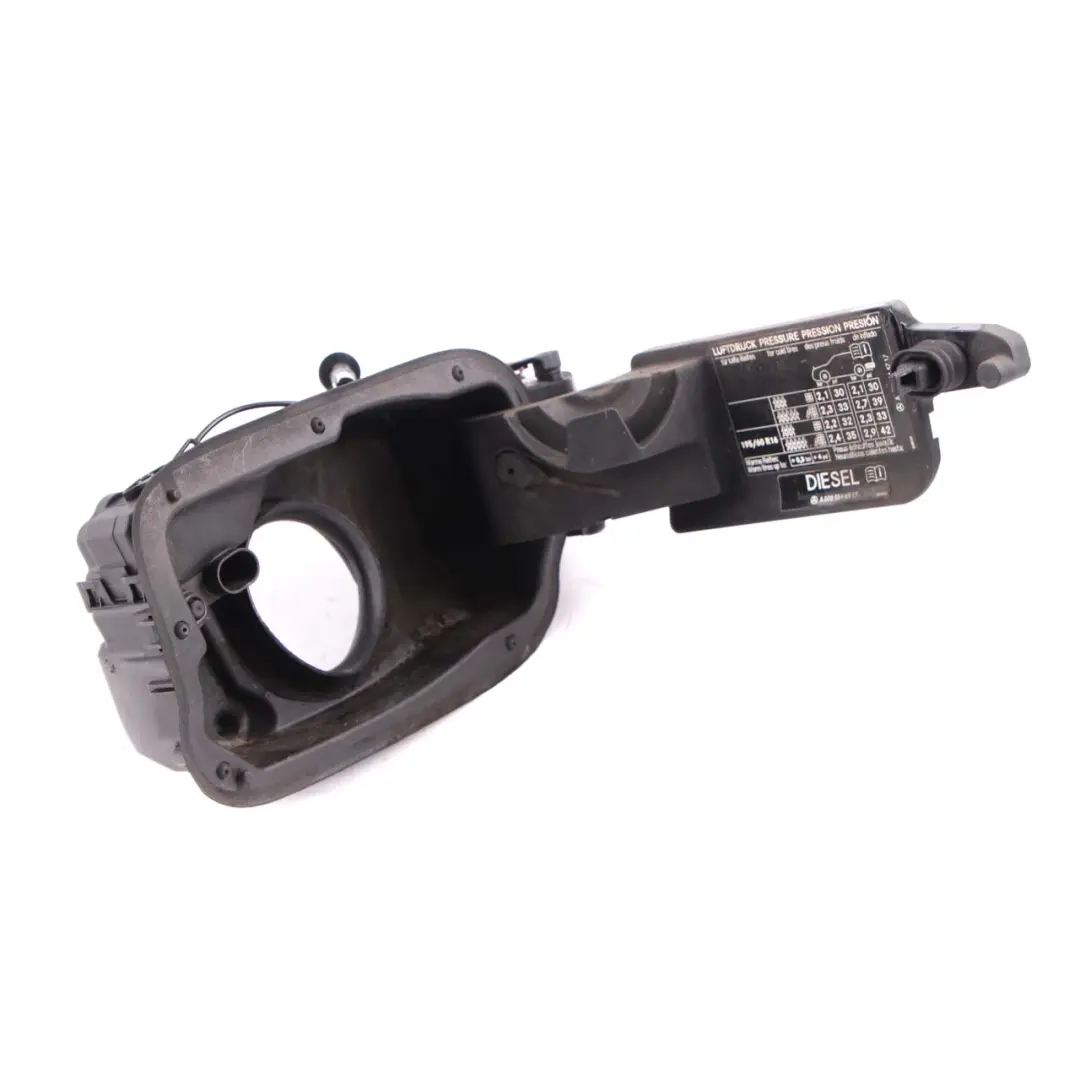 Mercedes C W204 Tapa del Depósito de Combustible - SKU A2046300067 - Número de pieza A2046300067