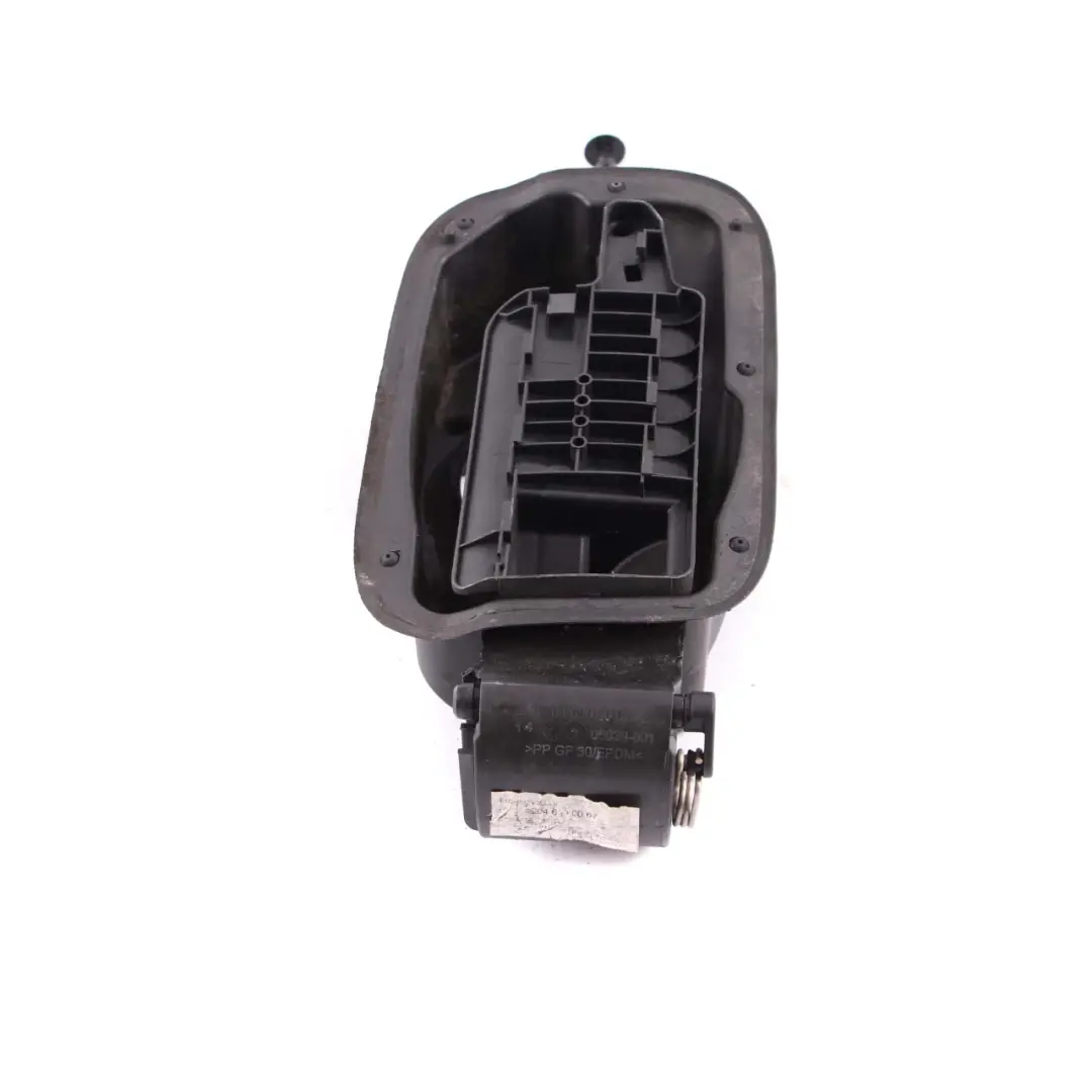 Abdeckung Einfülltopf Klappe für Mercedes C W204 mit Teilenummer A2046300067 Mercedes C W204 Abdeckung Einfülltopf Klappe - SKU A2046300067 - Teilenummer A2046300067