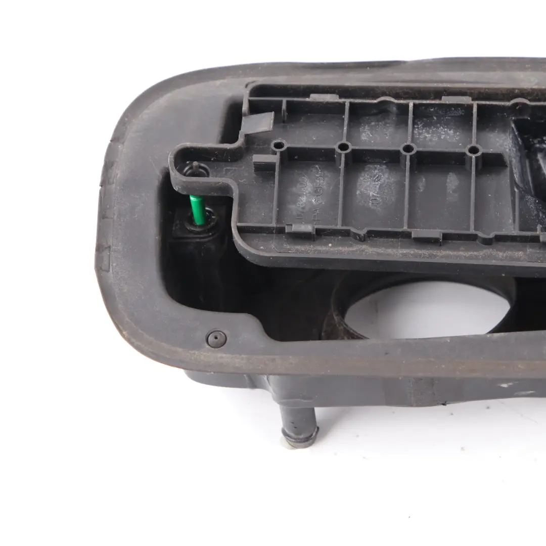 Tapa de la tapa depósito de combustible Carcasa del soporte para Mercedes W204 Coupe con número de pieza A2046300967 Mercedes W204 Coupe Tapa de la tapa depósito de combustible Carcasa del soporte - SKU A2046300967 - Número de pieza A2046300967
