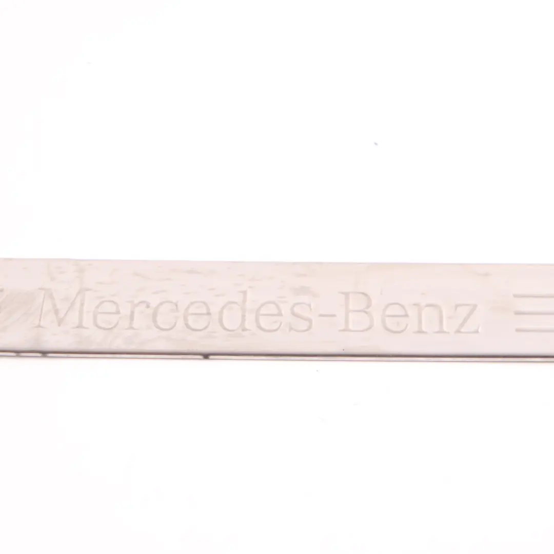  Seuil Porte Mercedes W204 S204 Couvre marche avant gauche droite - SKU A2046800135 - Numéro de pièce A2046800135