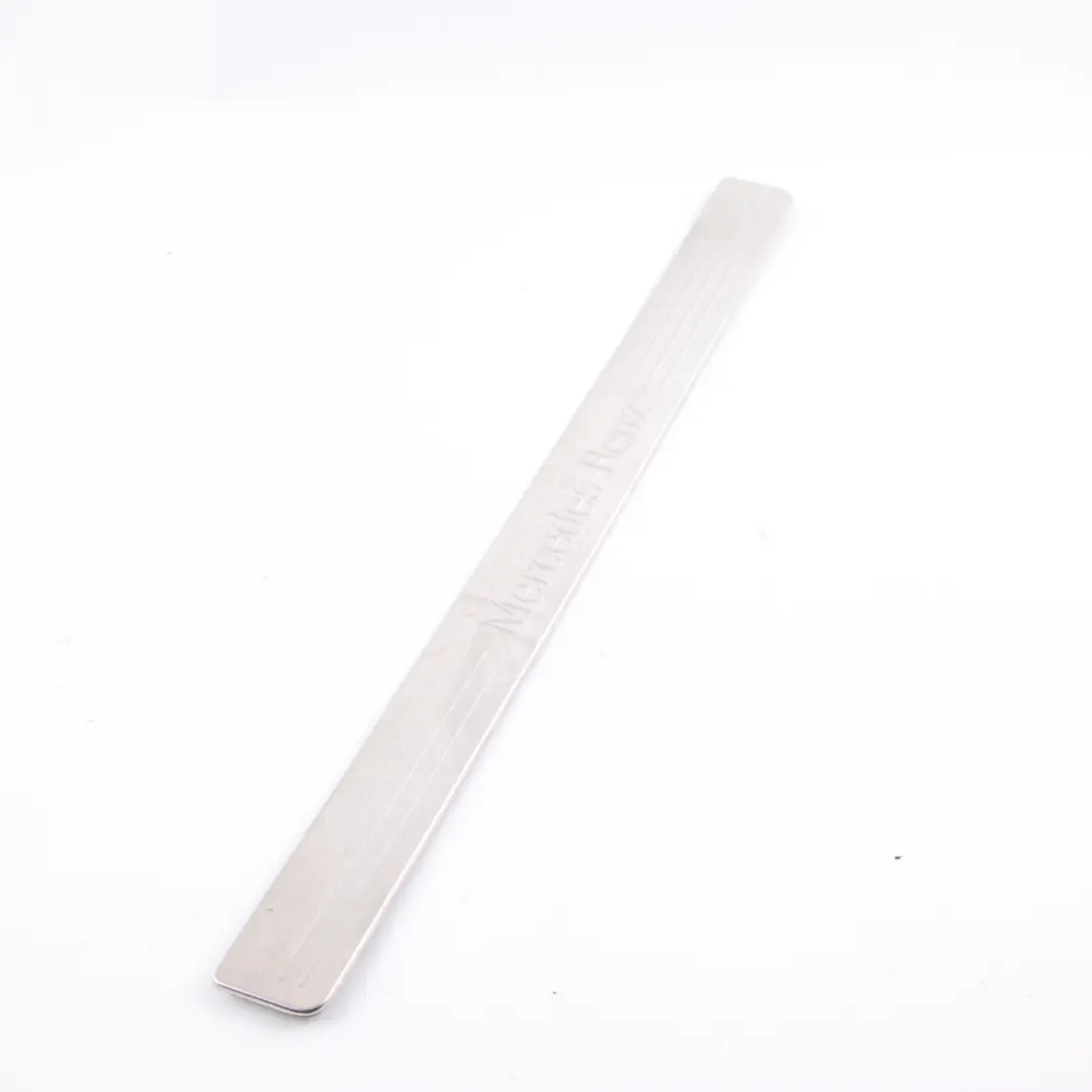 Seuil Porte Mercedes W204 S204 Couvre marche avant gauche droite pour à propos du numéro de pièce A2046800135 Seuil Porte Mercedes W204 S204 Couvre marche avant gauche droite - SKU A2046800135 - Numéro de pièce A2046800135