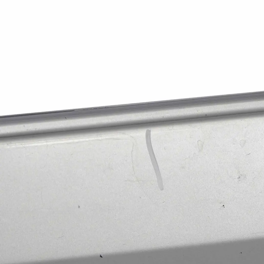 Seitenschwellerabdeckung links Iridium Silber Metallic - 775 für Mercedes W204 mit Teilenummer A2046980354 Mercedes W204 Seitenschwellerabdeckung links Iridium Silber Metallic - 775 - SKU A2046980354-IRS - Teilenummer A2046980354