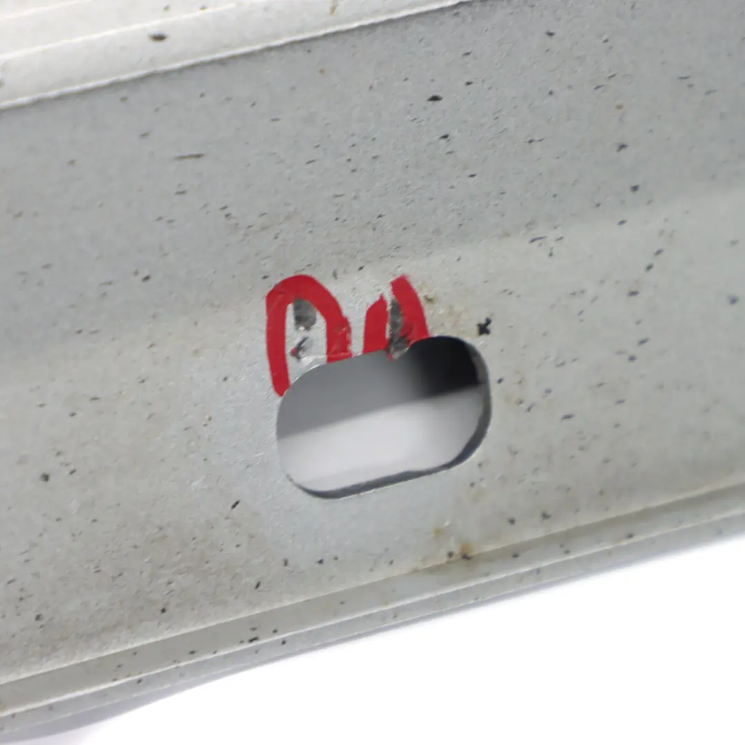 Seitenschwellerabdeckung rechts Iridium Silber Metallic - 775 für Mercedes W204 mit Teilenummer A2046980454 Mercedes W204 Seitenschwellerabdeckung rechts Iridium Silber Metallic - 775 - SKU A2046980454-IRS1 - Teilenummer A2046980454