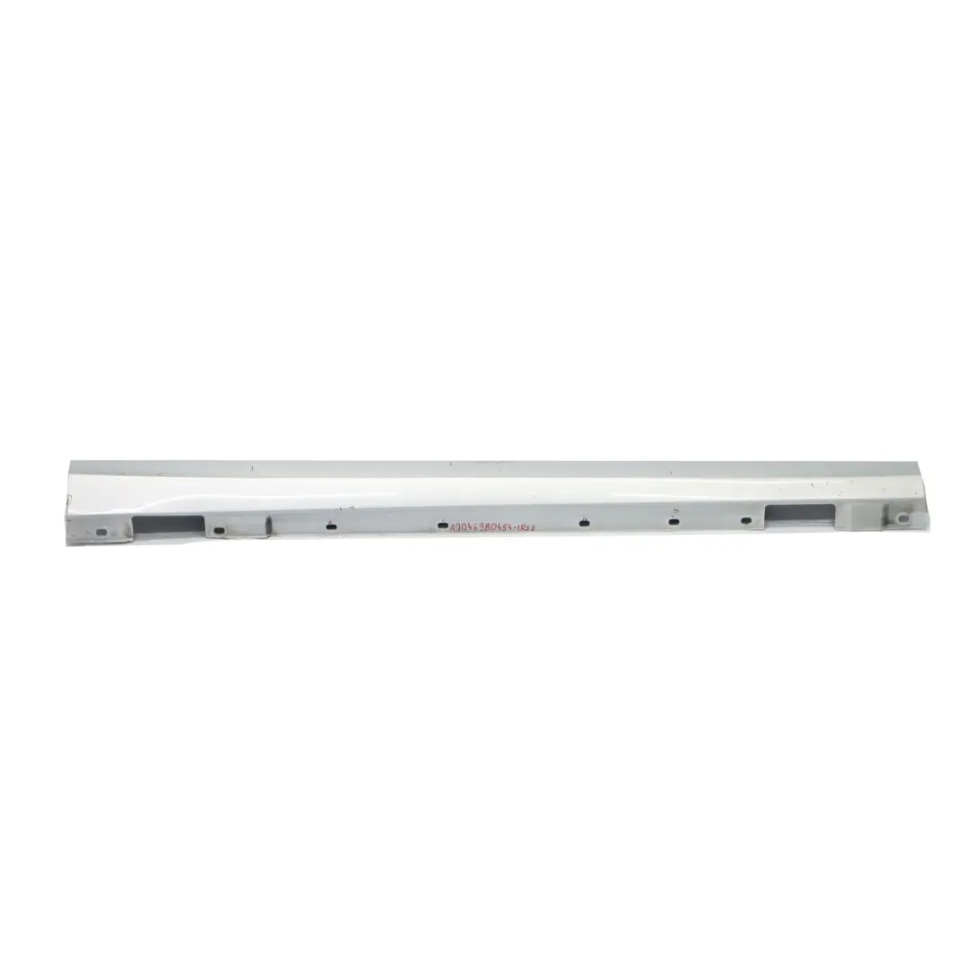  Faldón lateral Mercedes W204 Cubre umbral de puerta derecho Iridium Silver - 775 - SKU A2046980454-IRS2 - Número de pieza A2046980454