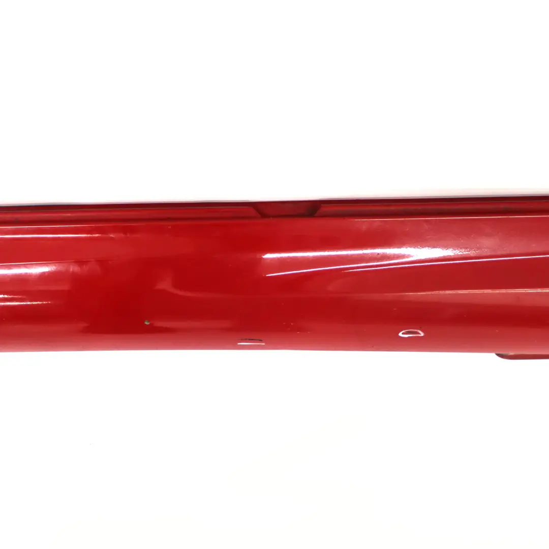 Mercedes W204 Faldón lateral Cubre umbral de puerta Izquierdo Fire Opal Red 590 - SKU A2046981354-FUP - Número de pieza A2046981354
