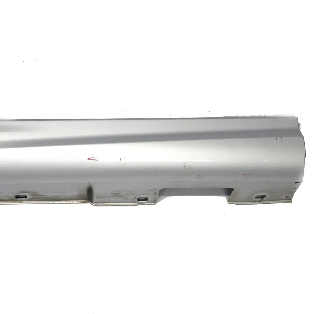 Cache Seuil de Porte Gauche Argent Iridium Métallisé - 775 pour Mercedes W204 à propos du numéro de pièce A2046981354 Mercedes W204 Cache Seuil de Porte Gauche Argent Iridium Métallisé - 775 - SKU A2046981354-IRS1 - Numéro de pièce A2046981354