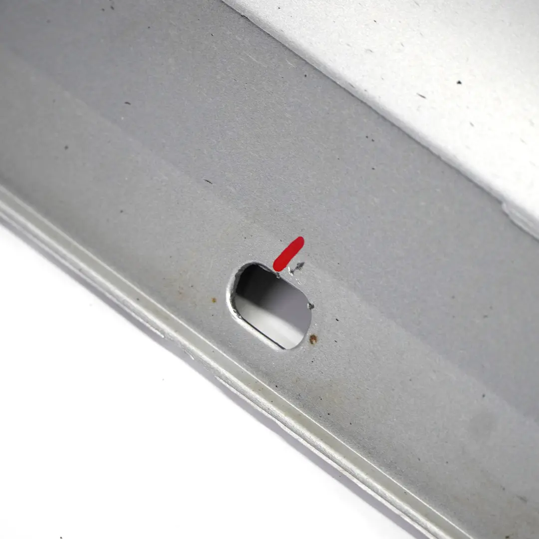 Seitenschwellerabdeckung Rechts Iridium Silber Metallic - 775 für Mercedes W204 mit Teilenummer A2046981454 Mercedes W204 Seitenschwellerabdeckung Rechts Iridium Silber Metallic - 775 - SKU A2046981454-IRS1 - Teilenummer A2046981454