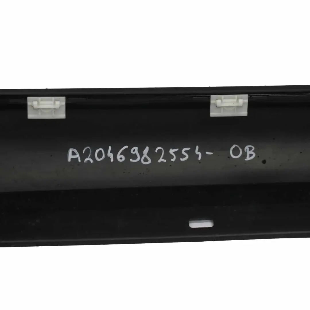 Couvre seuil de porte gauche Obsidian Black - 197 pour Mercedes C204 AMG à propos du numéro de pièce A2046982554 Mercedes C204 AMG Couvre seuil de porte gauche Obsidian Black - 197 - SKU A2046982554-OB - Numéro de pièce A2046982554