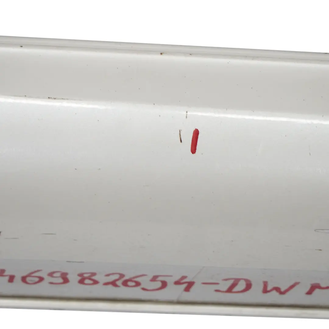 Faldón lateral Cubre umbral puerta Derecho Blanco Diamante 799 para Mercedes C204 AMG con número de pieza A2046982654 Mercedes C204 AMG Faldón lateral Cubre umbral puerta Derecho Blanco Diamante 799 - SKU A2046982654-DWM - Número de pieza A2046982654