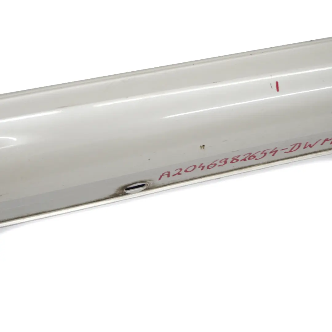 Gonna laterale copertura soglia porta destra Diamond White 799 per Mercedes C204 AMG con numero di parte A2046982654 Mercedes C204 AMG Gonna laterale copertura soglia porta destra Diamond White 799 - SKU A2046982654-DWM - Numero di parte A2046982654
