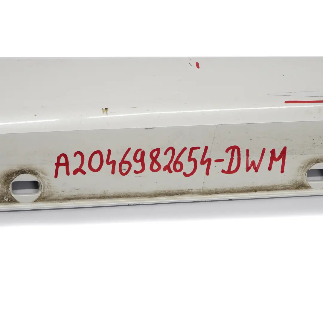 Gonna laterale copertura soglia porta destra Diamond White 799 per Mercedes C204 AMG con numero di parte A2046982654 Mercedes C204 AMG Gonna laterale copertura soglia porta destra Diamond White 799 - SKU A2046982654-DWM - Numero di parte A2046982654