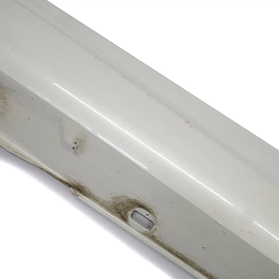 Faldón lateral Cubre umbral puerta Derecho Blanco Diamante 799 para Mercedes C204 AMG con número de pieza A2046982654 Mercedes C204 AMG Faldón lateral Cubre umbral puerta Derecho Blanco Diamante 799 - SKU A2046982654-DWM - Número de pieza A2046982654