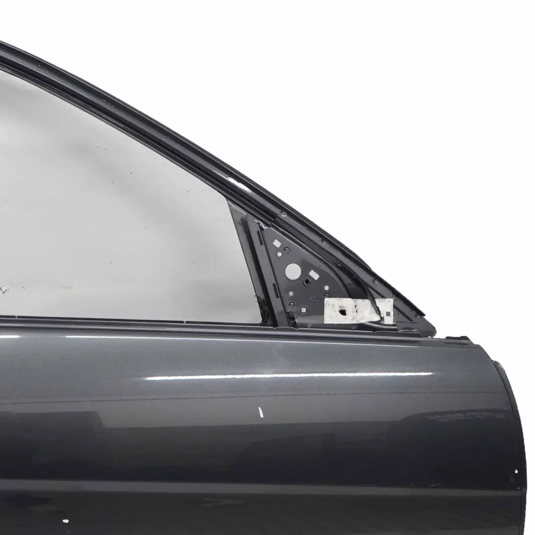 Rivestimento anteriore destro Tenorite Grey Metallic - 755 per Mercedes W204 con numero di parte A2047206000 Mercedes W204 Rivestimento anteriore destro Tenorite Grey Metallic - 755 - SKU A2047206000-TNG - Numero di parte A2047206000