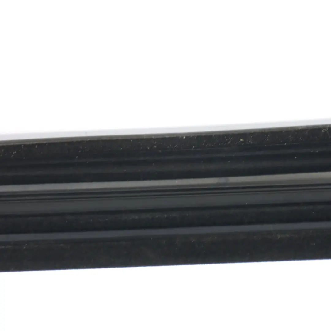 Finestrino porta anteriore sinistro Guarnizione interna interna per Mercedes W204 con numero di parte A2047250125 Mercedes W204 Finestrino porta anteriore sinistro Guarnizione interna interna - SKU A2047250125 - Numero di parte A2047250125