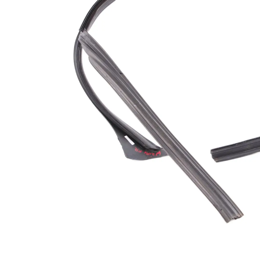 Uszczelka Drzwi Prawy Przód do Mercedes W204 o numerze A2047251400 Mercedes W204 Uszczelka Drzwi Prawy Przód - SKU A2047251400 - Numer Części A2047251400