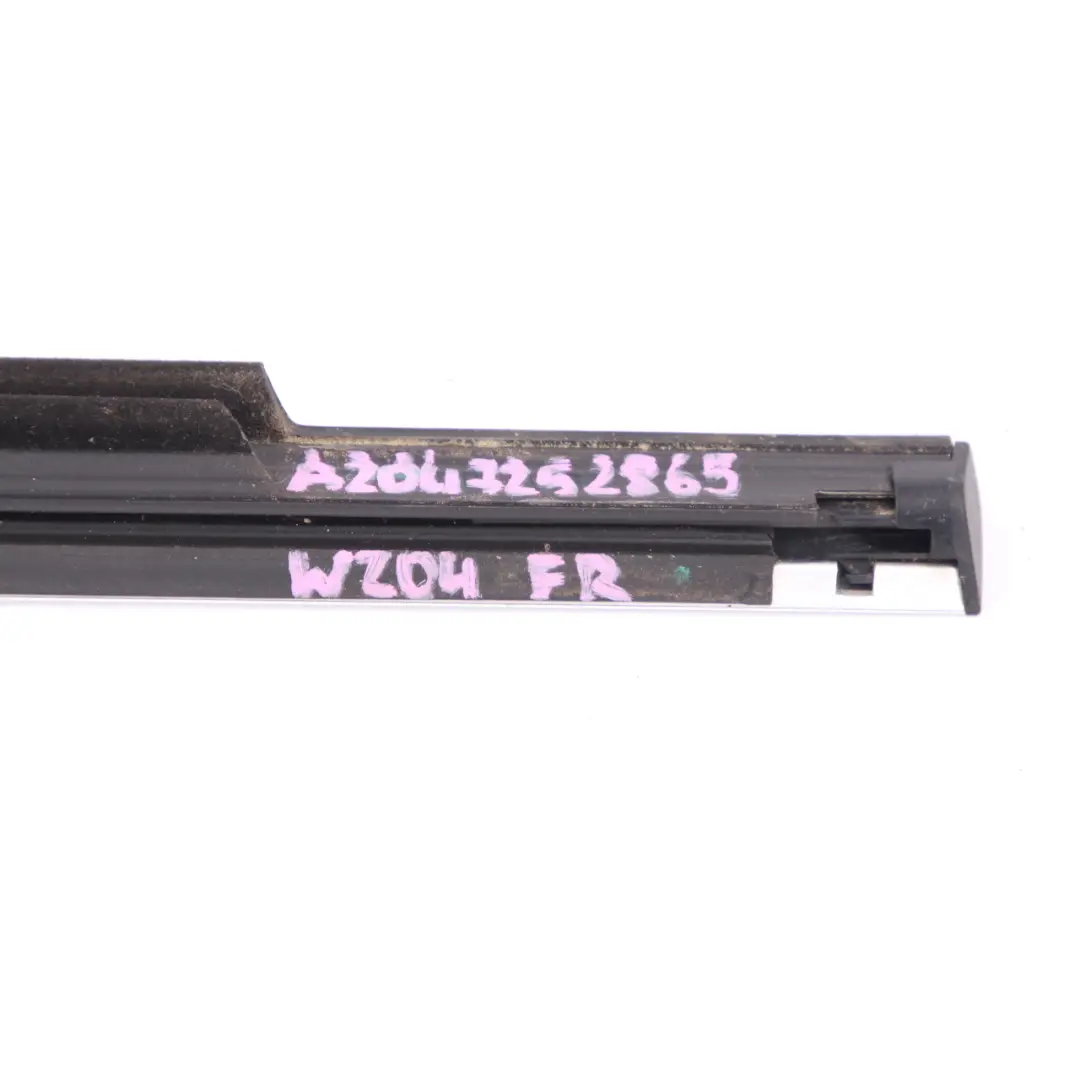 Joint d'étanchéité de vitre Porte Avant Droite Chrome pour Mercedes W204 à propos du numéro de pièce A2047252865 Mercedes W204 Joint d'étanchéité de vitre Porte Avant Droite Chrome - SKU A2047252865 - Numéro de pièce A2047252865