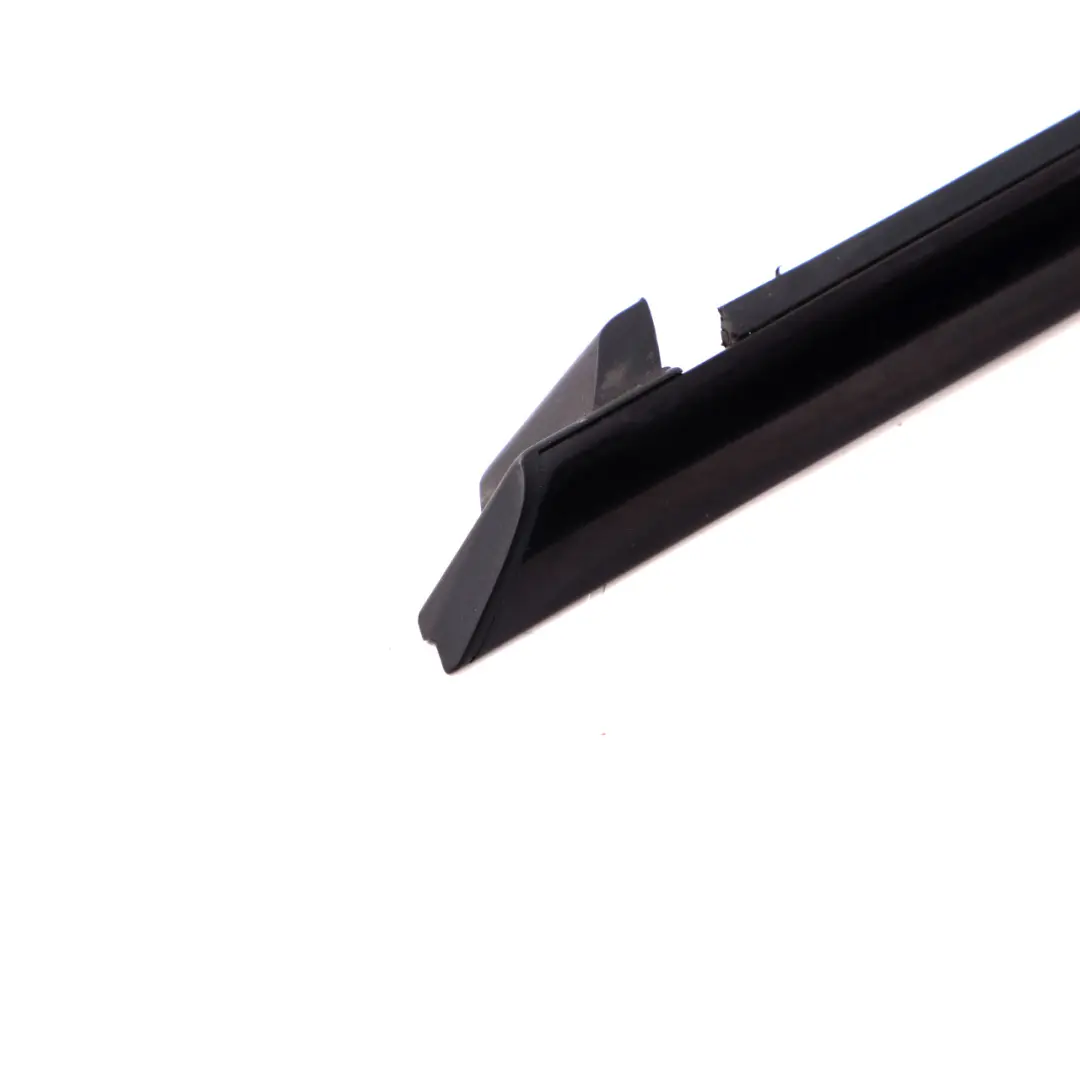 Mercedes W204 Window Rail Seal Front Left Sealing Strip Trim - SKU A2047253165 - Número de pieza A2047253165