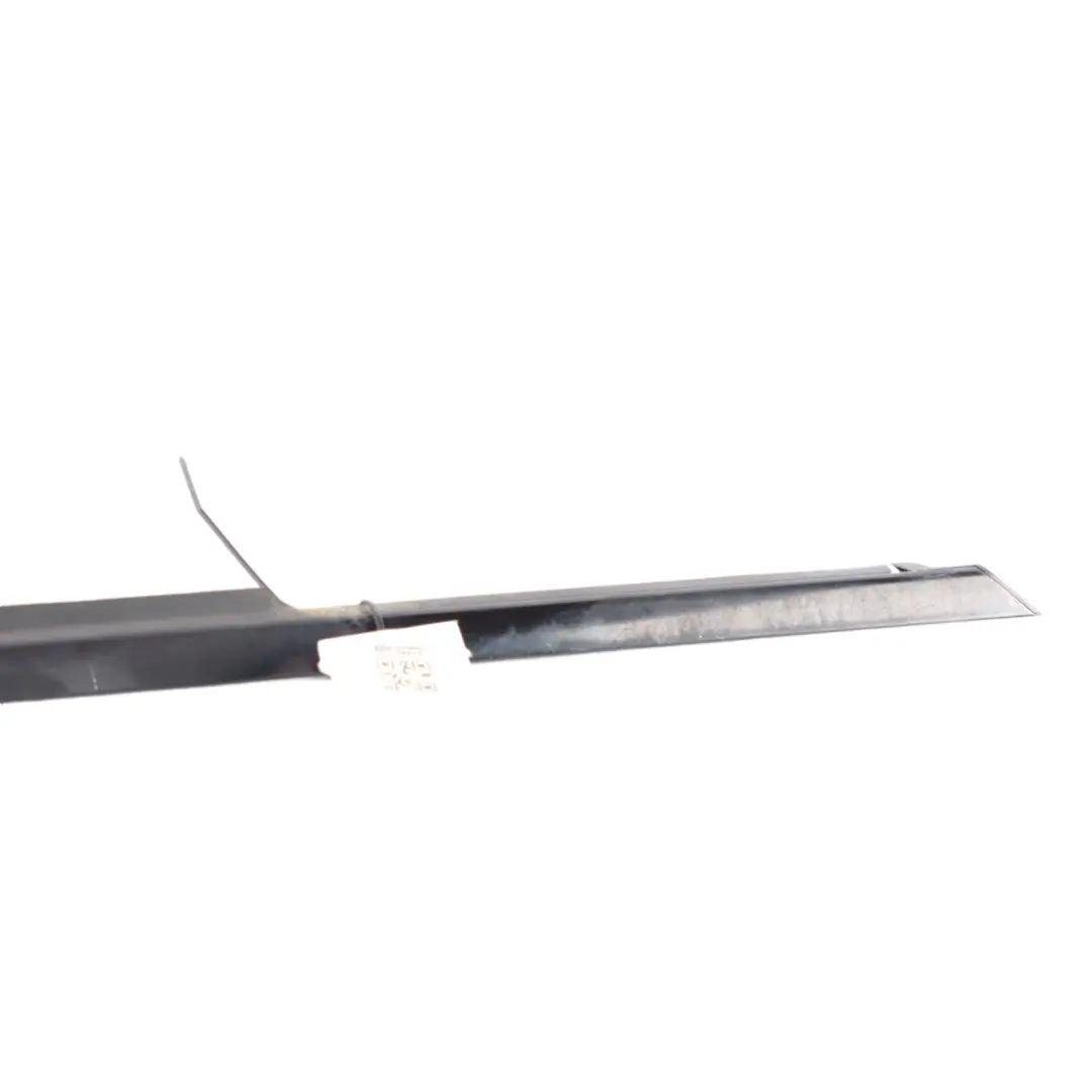 Bande d'habillage vitre porte avant droite Black pour Mercedes W204 à propos du numéro de pièce A2047253265 Mercedes W204 Bande d'habillage vitre porte avant droite Black - SKU A2047253265 - Numéro de pièce A2047253265