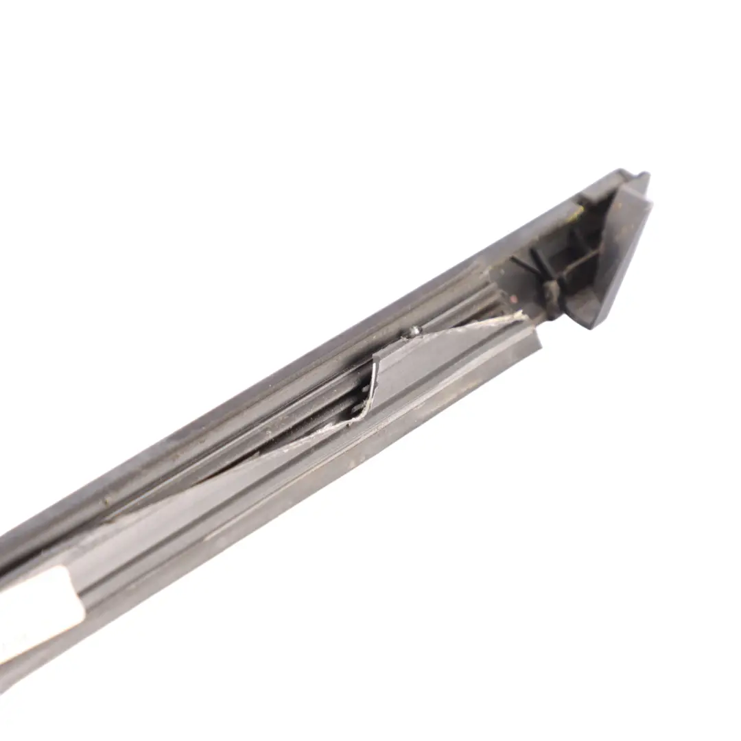 Bande d'habillage vitre porte avant droite Black pour Mercedes W204 à propos du numéro de pièce A2047253265 Mercedes W204 Bande d'habillage vitre porte avant droite Black - SKU A2047253265 - Numéro de pièce A2047253265