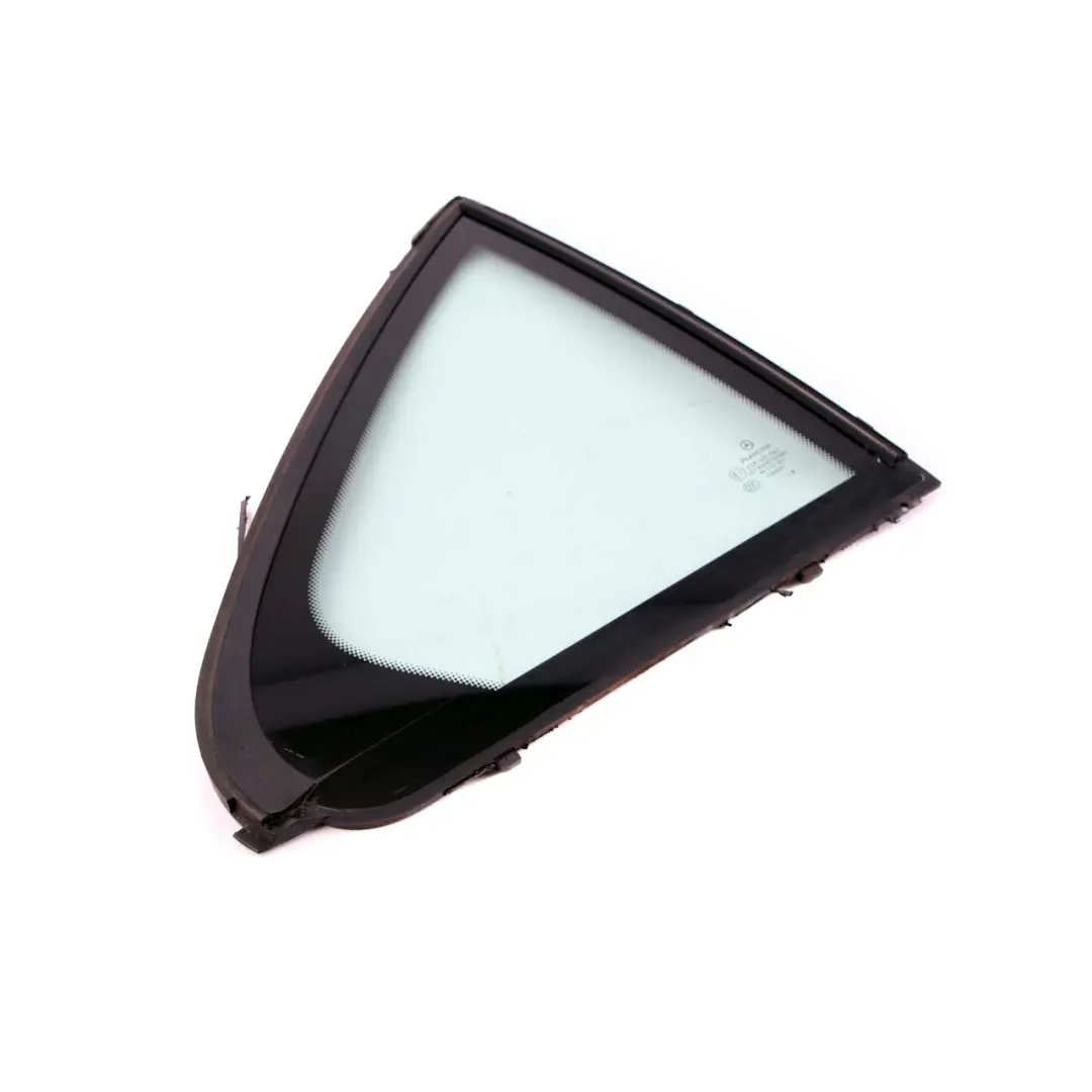 Vetro della finestra posteriore destra lato quarto porta verde AS2 per Mercedes W204 con numero di parte A2047300255 Mercedes W204 Vetro della finestra posteriore destra lato quarto porta verde AS2 - SKU A2047300255 - Numero di parte A2047300255