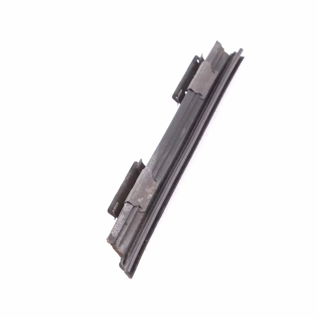 Window Rail Sealing Rear Right Strip Trim para Mercedes W204 con número de pieza A2047300624 Mercedes W204 Window Rail Sealing Rear Right Strip Trim - SKU A2047300624 - Número de pieza A2047300624