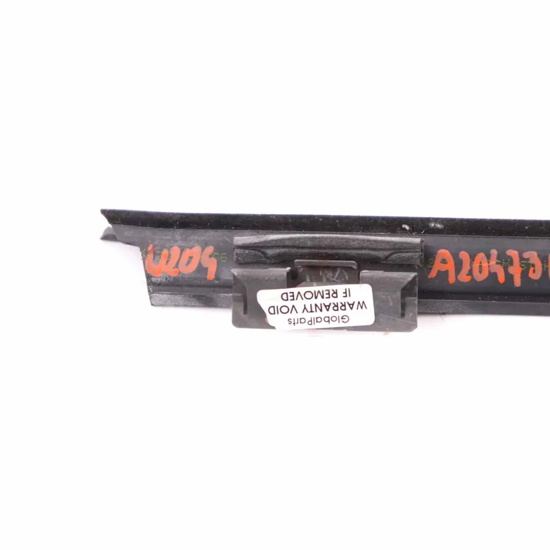 Window Rail Sealing Rear Right Strip Trim para Mercedes W204 con número de pieza A2047300624 Mercedes W204 Window Rail Sealing Rear Right Strip Trim - SKU A2047300624 - Número de pieza A2047300624