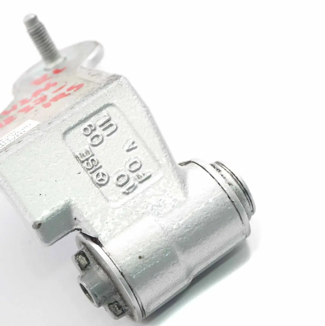 Zawias drzwi lewy tył dolny do Mercedes W212 o numerze A2047301237 Mercedes W212 Zawias drzwi lewy tył dolny - SKU A2047301237-IRS - Numer Części A2047301237