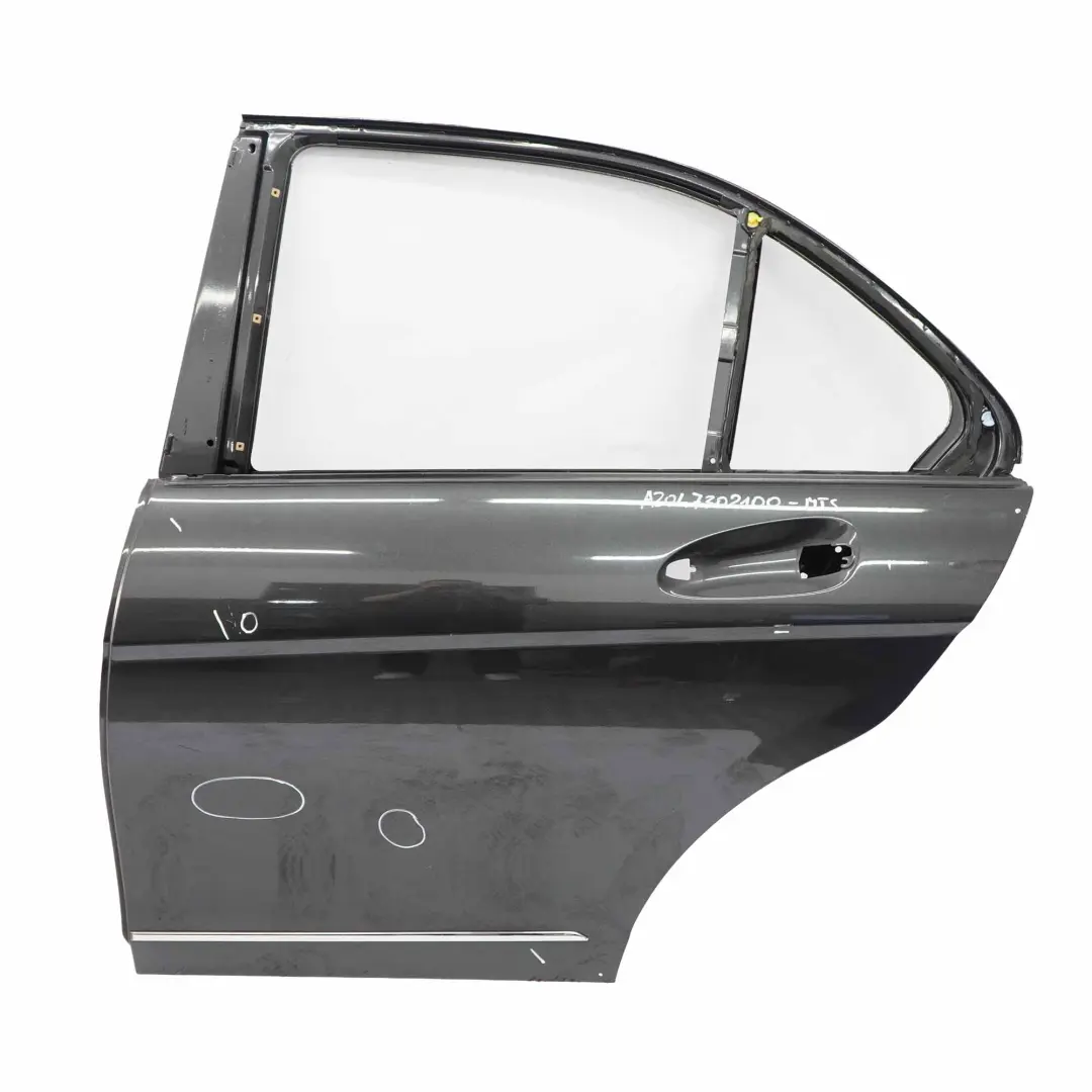 Coperchio porta posteriore sinistra Nero Magnetite - 183 per Mercedes W204 con numero di parte A2047302100 Mercedes W204 Coperchio porta posteriore sinistra Nero Magnetite - 183 - SKU A2047302100-MTS1 - Numero di parte A2047302100
