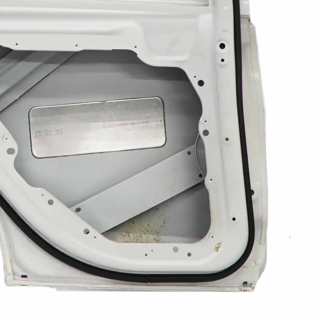 Puerta Trasera Izquierda Revestimiento Blanco Polar - 149 para Mercedes W205 con número de pieza A2057320110 Mercedes W205 Puerta Trasera Izquierda Revestimiento Blanco Polar - 149 - SKU A2057320110-POL - Número de pieza A2057320110