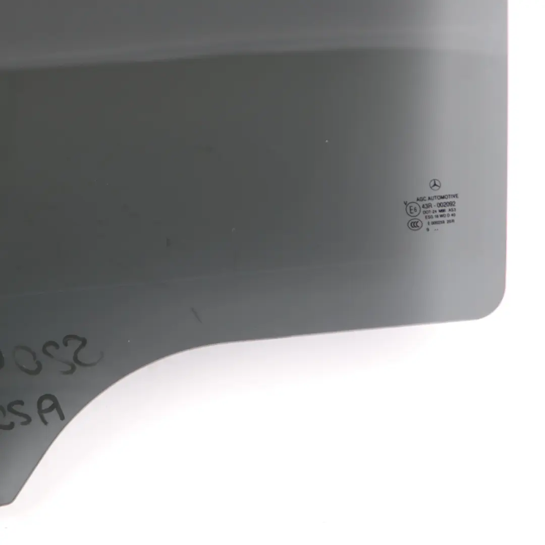 Vetro Wagon Posteriore Sinistro Lato Porta Oscurato Nero AS3 per Mercedes S204 con numero di parte A2047352110 Mercedes S204 Vetro Wagon Posteriore Sinistro Lato Porta Oscurato Nero AS3 - SKU A2047352110 - Numero di parte A2047352110
