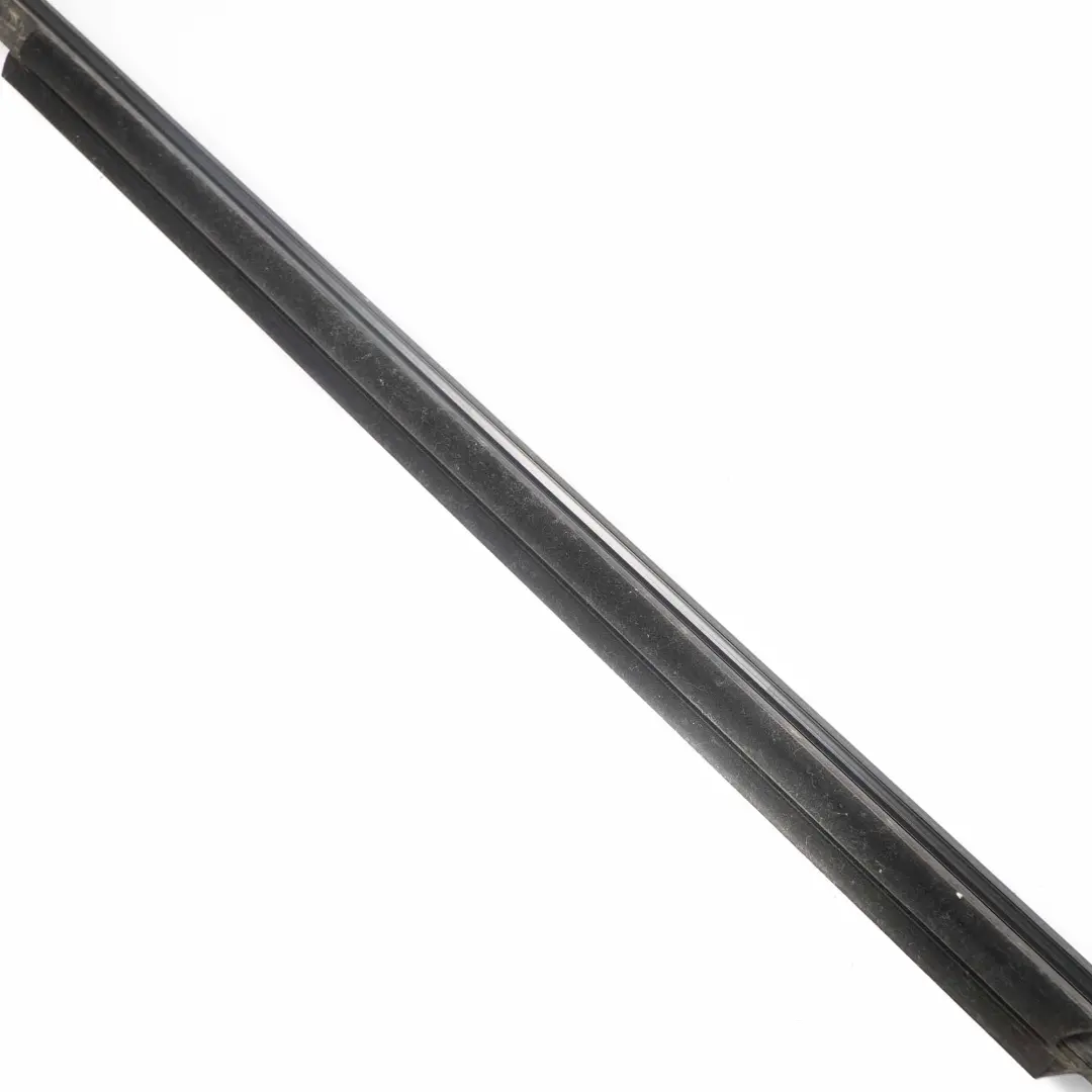 Mercedes W204 Window Rail Seal Rear Left Sealing Strip Trim - SKU A2047353965 - Número de pieza A2047353965
