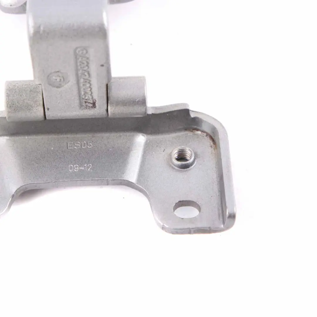 Heckklappenscharnier hinten rechts Kofferraumklappe Silber für Mercedes W204 Kombi mit Teilenummer A2047400237 Mercedes W204 Kombi Heckklappenscharnier hinten rechts Kofferraumklappe Silber - SKU A2047400237-PAL - Teilenummer A2047400237