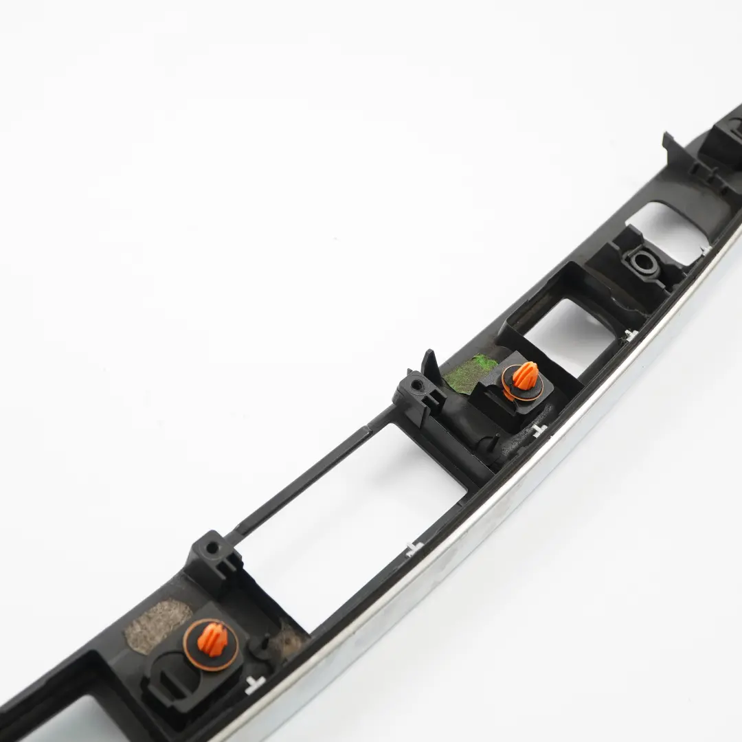 Puerta trasera Mango Mercedes W204 Berlina Montaje Mango Soporte Tira Cromo para con número de pieza A2047400993 Puerta trasera Mango Mercedes W204 Berlina Montaje Mango Soporte Tira Cromo - SKU A2047400993 - Número de pieza A2047400993