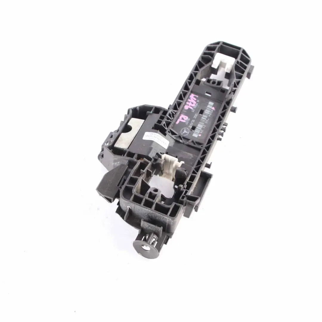 Asidero Base Soporte Puerta Trasera Izquierda N/S para Mercedes W176 con número de pieza A2047602134 Mercedes W176 Asidero Base Soporte Puerta Trasera Izquierda N/S - SKU A2047602134 - Número de pieza A2047602134