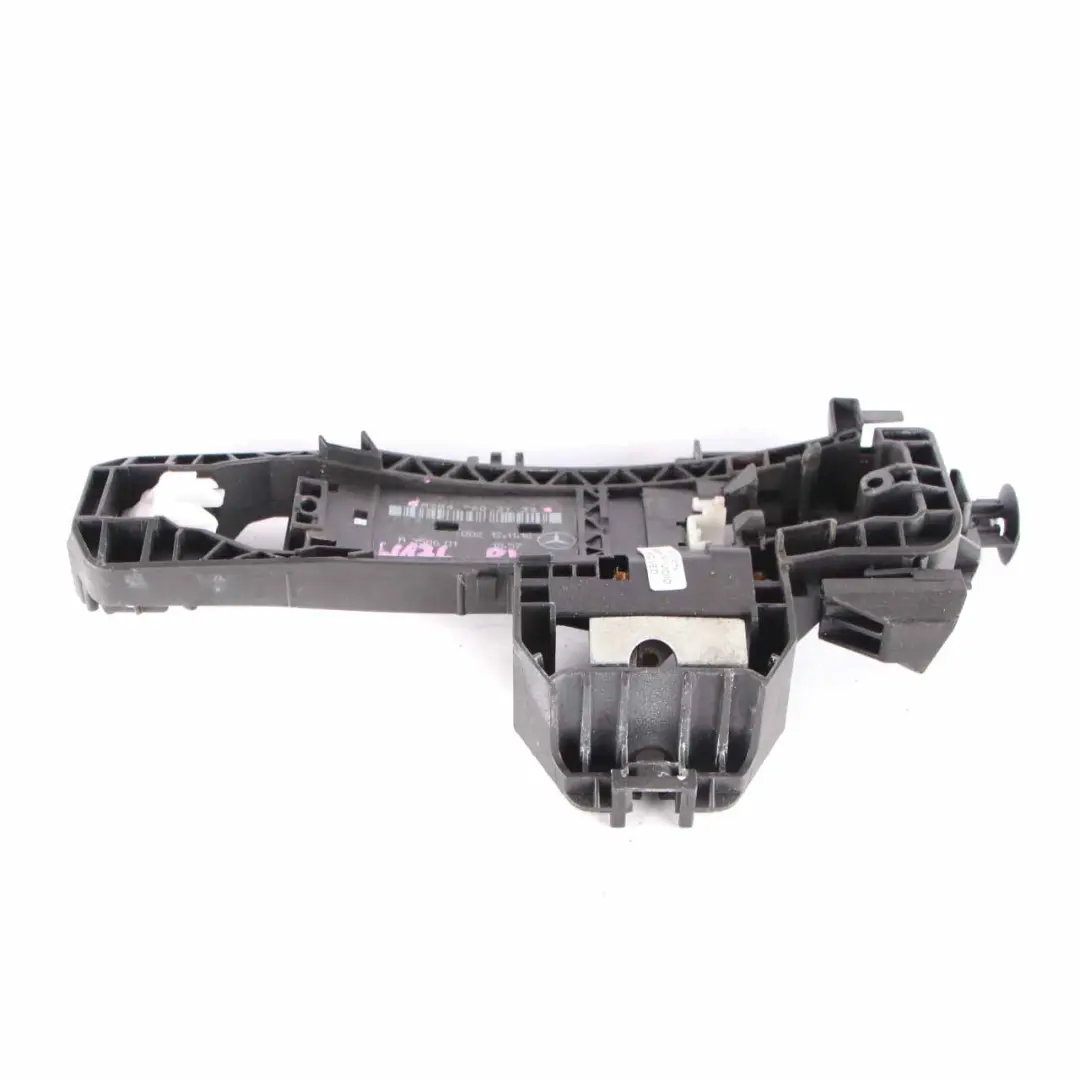 Asidero Base Soporte Puerta Trasera Izquierda N/S para Mercedes W176 con número de pieza A2047602134 Mercedes W176 Asidero Base Soporte Puerta Trasera Izquierda N/S - SKU A2047602134 - Número de pieza A2047602134