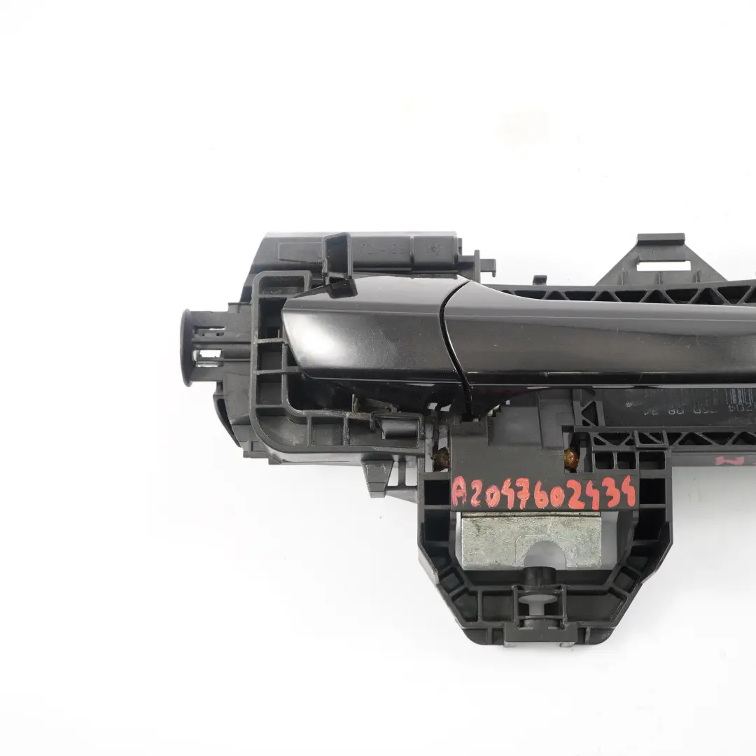Maniglia porta presa posteriore destra Obsidian Black Metallic 197 per Mercedes W204 con numero di parte A2047600834 Mercedes W204 Maniglia porta presa posteriore destra Obsidian Black Metallic 197 - SKU A2047602434-OB - Numero di parte A2047600834
