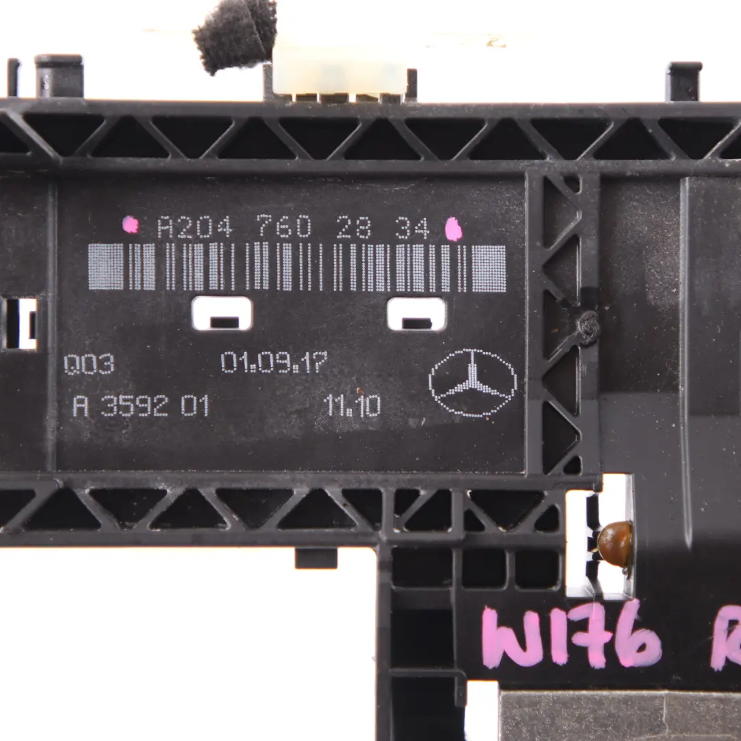 Podstawa Klamki Stelaż Tylna Lewa Tył Lewy do Mercedes W176 o numerze A2047602834 Mercedes W176 Podstawa Klamki Stelaż Tylna Lewa Tył Lewy - SKU A2047602834 - Numer Części A2047602834