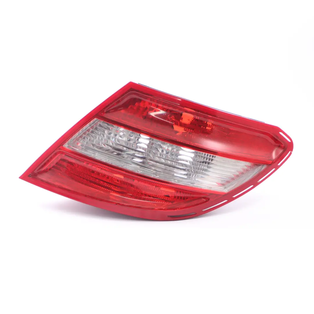 Lampa Tylna Prawy Tył do Mercedes W204 o numerze A2048200264 Mercedes W204 Lampa Tylna Prawy Tył - SKU A2048200264-2 - Numer Części A2048200264