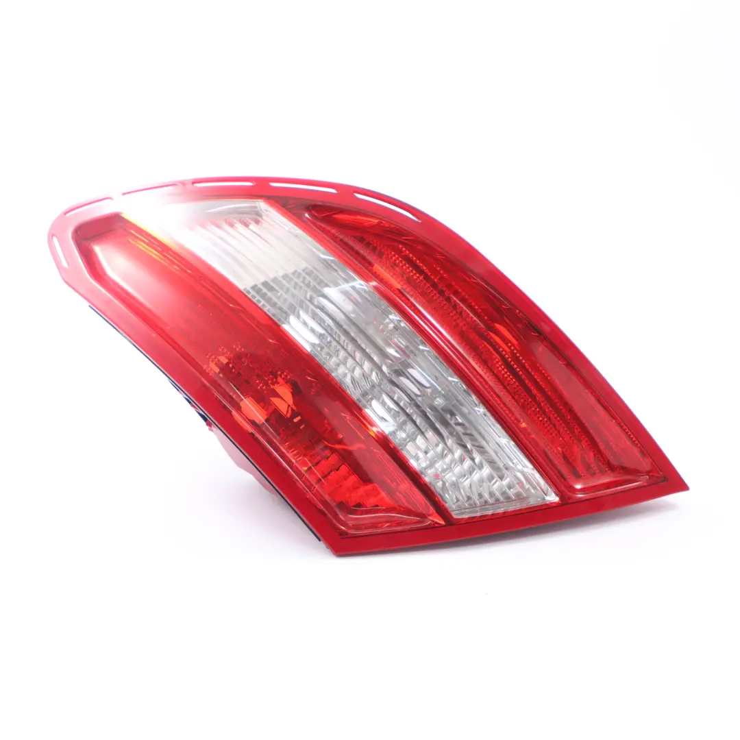 Feu Arrière Mercedes W204 Droit Panneau Latéral pour à propos du numéro de pièce A2048200264 Feu Arrière Mercedes W204 Droit Panneau Latéral - SKU A2048200264-2 - Numéro de pièce A2048200264