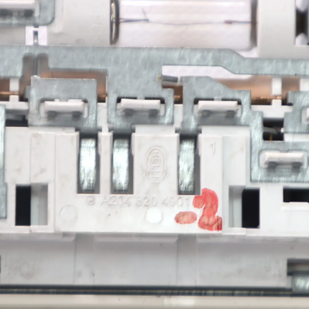 Lampka Podsufitki Oświetlenie Kabiny Tył do Mercedes W176 W204 o numerze A2048204901 Mercedes W176 W204 Lampka Podsufitki Oświetlenie Kabiny Tył - SKU A2048204901-2 - Numer Części A2048204901