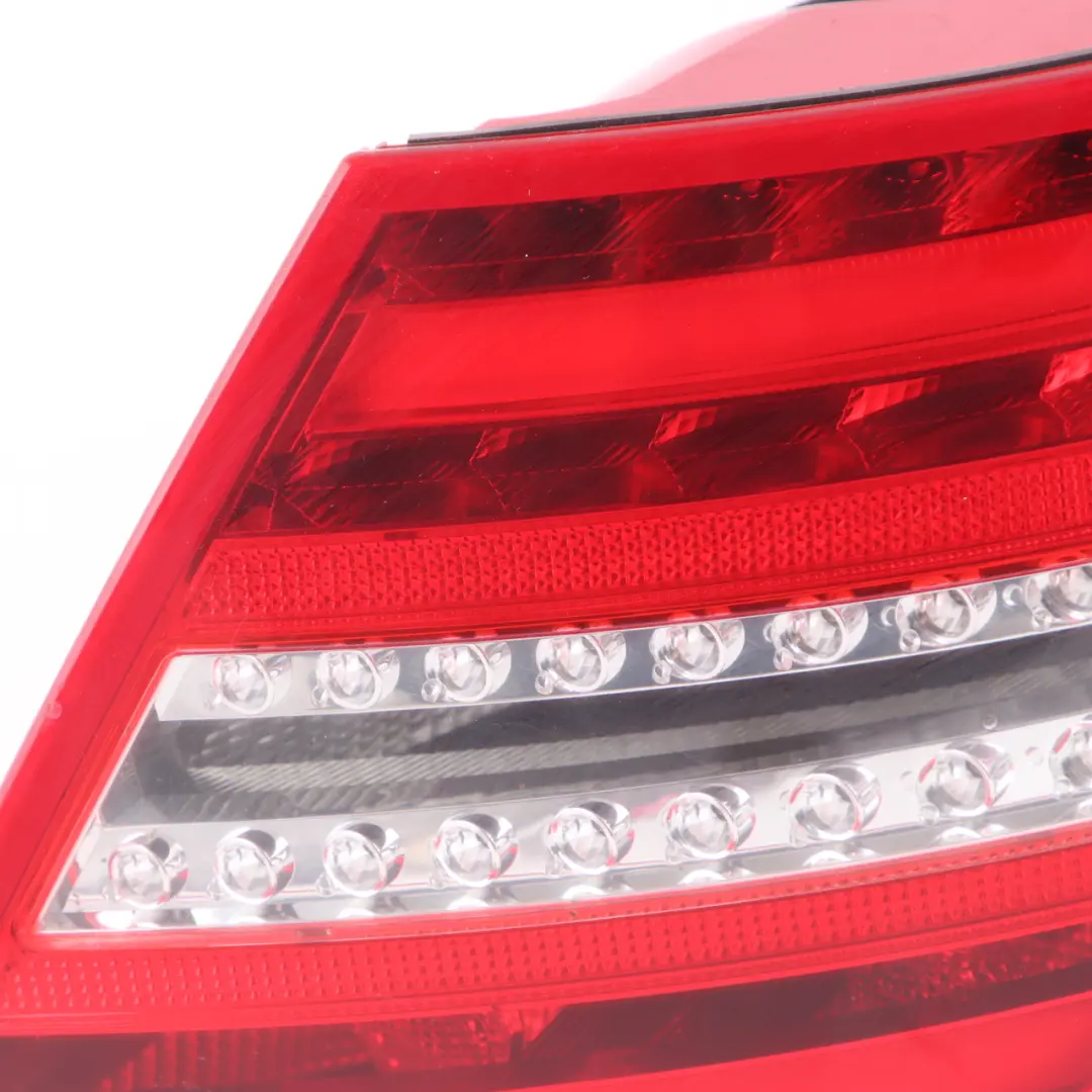 Lampa Tylna Zewnętrzna Prawy Tył W Błotnik do Mercedes W204 o numerze A2048205864 Mercedes W204 Lampa Tylna Zewnętrzna Prawy Tył W Błotnik - SKU A2048205864 - Numer Części A2048205864