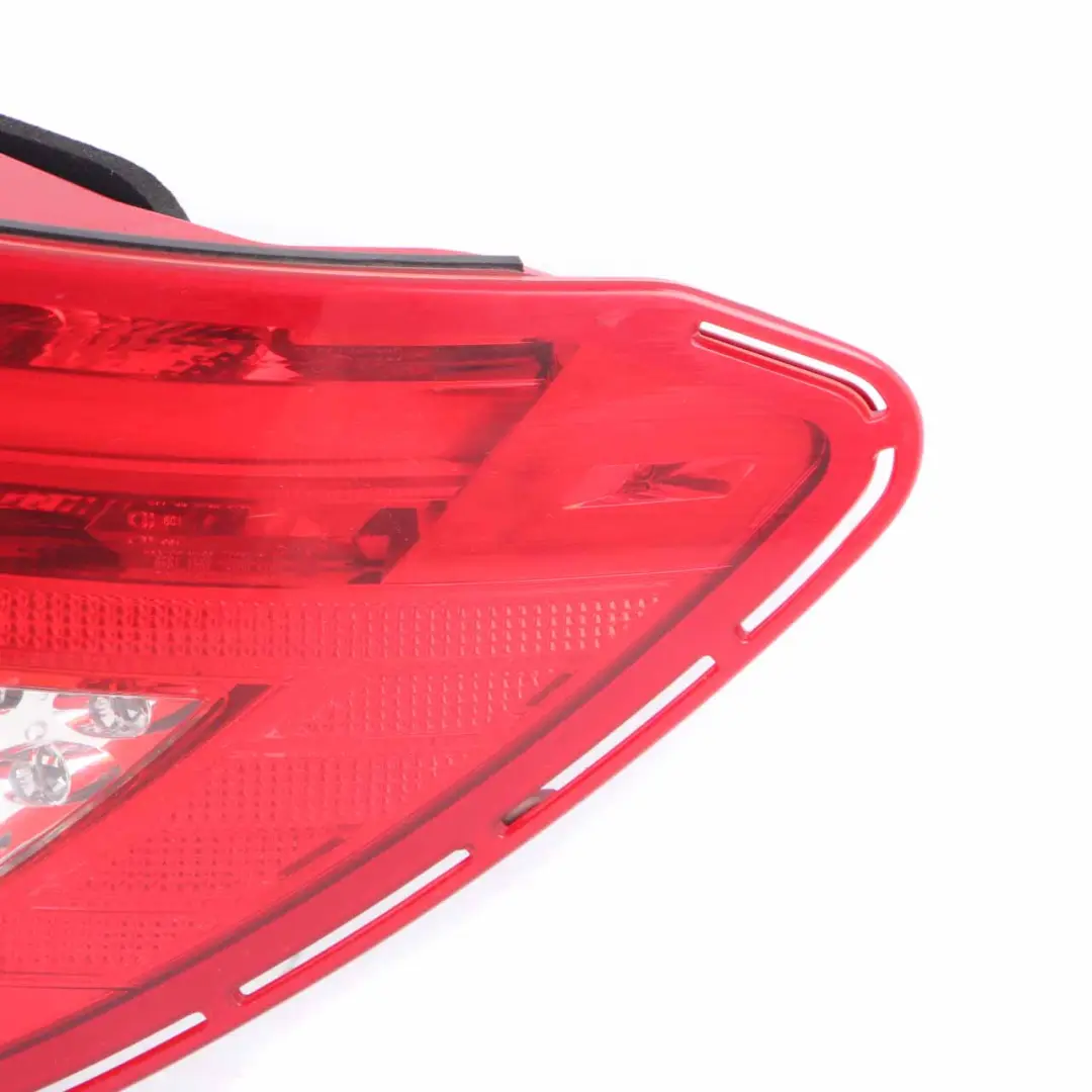 Lampa Tylna Zewnętrzna Prawy Tył W Błotnik do Mercedes W204 o numerze A2048205864 Mercedes W204 Lampa Tylna Zewnętrzna Prawy Tył W Błotnik - SKU A2048205864 - Numer Części A2048205864