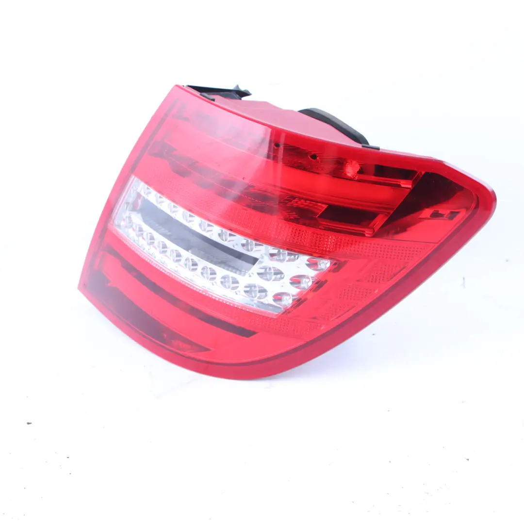 Feu arrière droit pour Mercedes W204 Estate à propos du numéro de pièce A2048206564 Mercedes W204 Estate Feu arrière droit - SKU A2048206564 - Numéro de pièce A2048206564